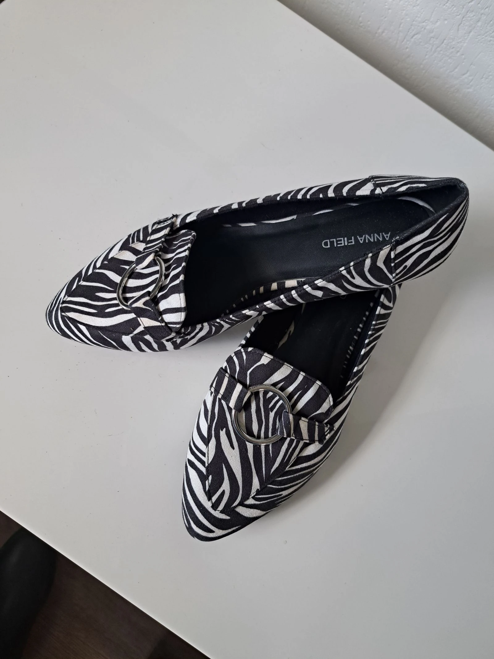Un par de zapatos de mujer completamente nuevos – photo 2